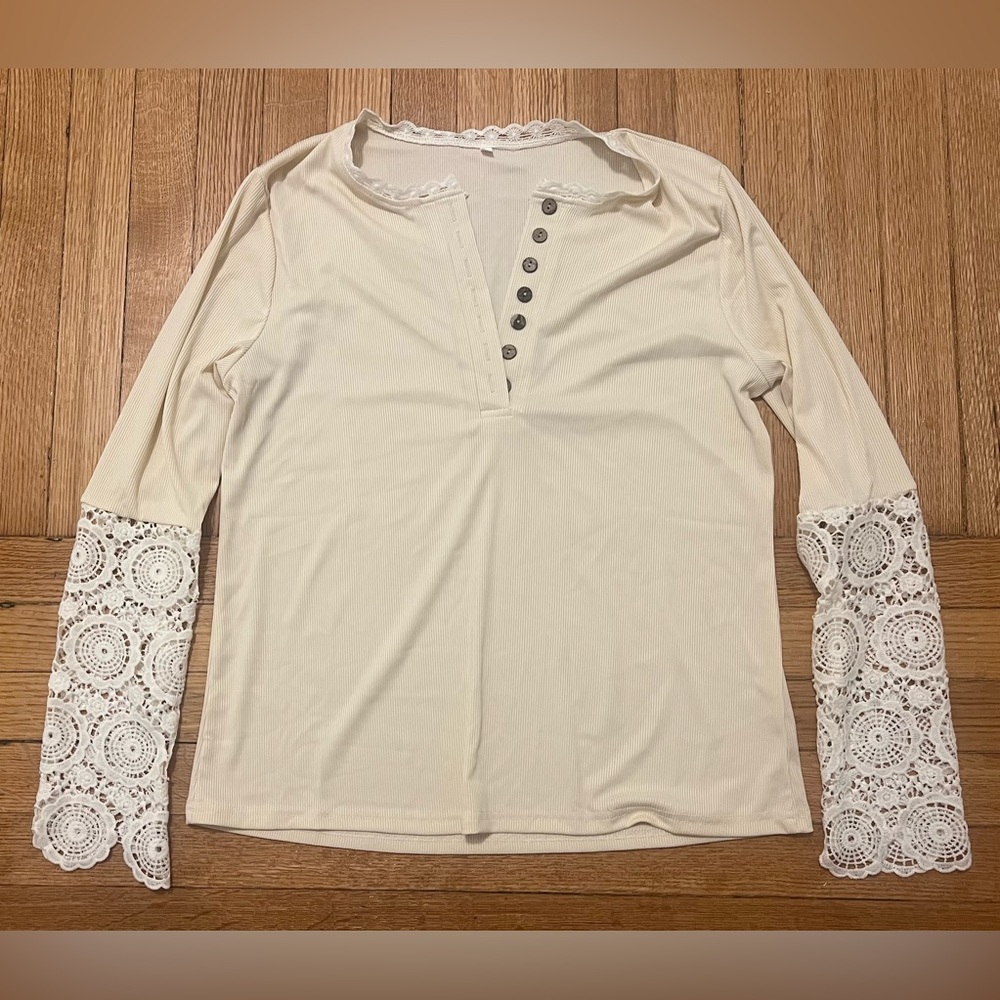 2/$12 🌸 Ladies Lacy Long Sleeve Shirt - Large